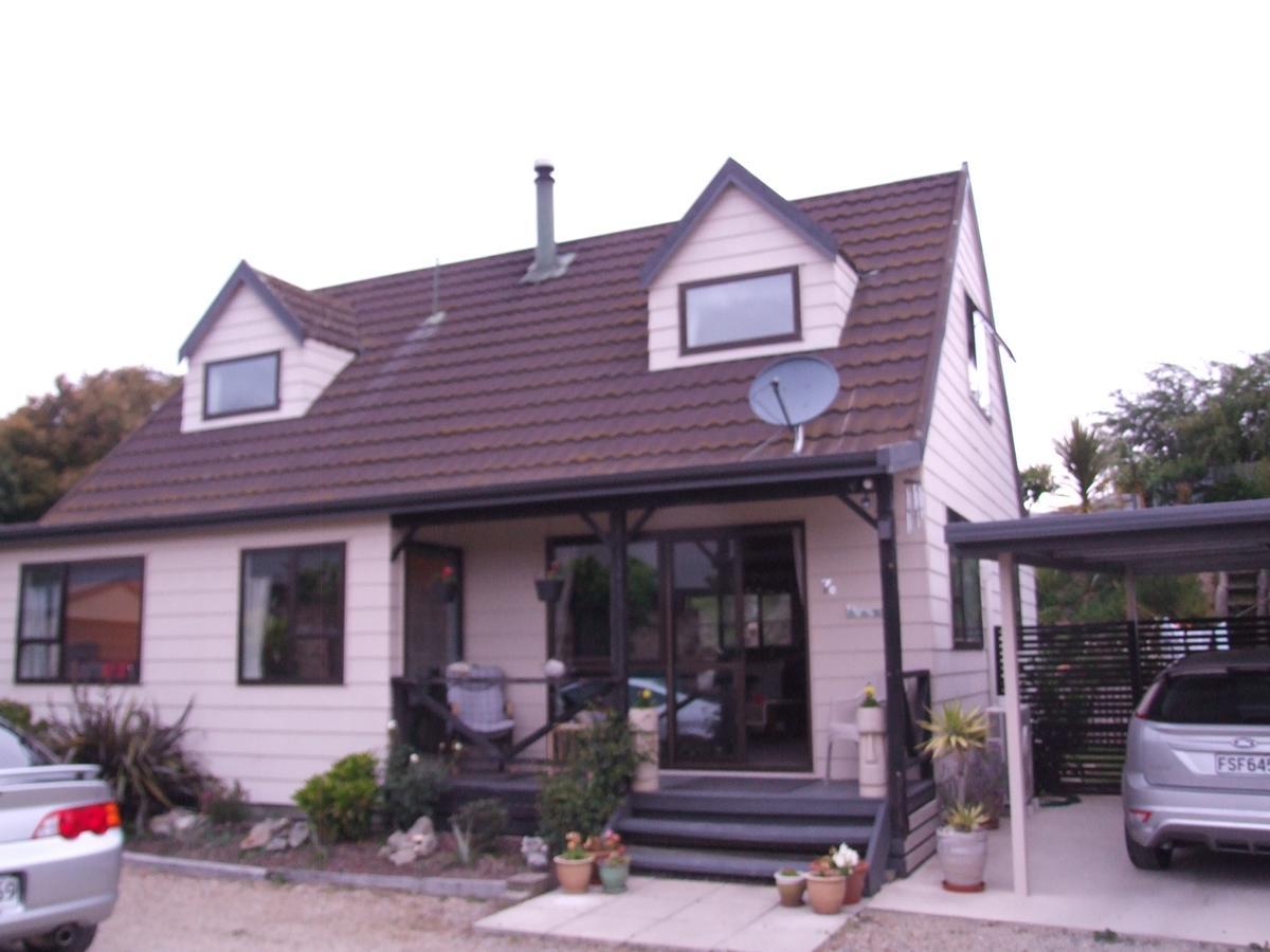 Annie'S Bnb At 7C Renwick Bagian luar foto