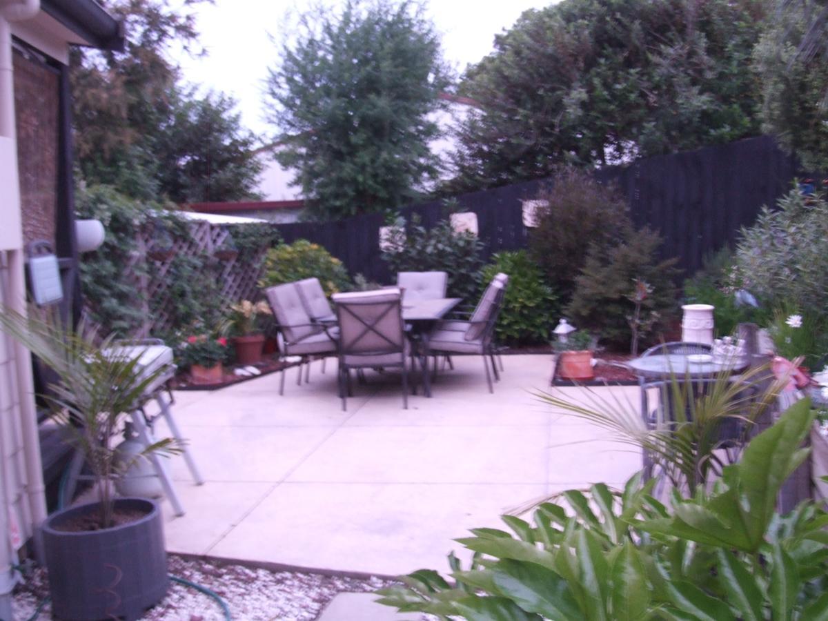 Annie'S Bnb At 7C Renwick Bagian luar foto